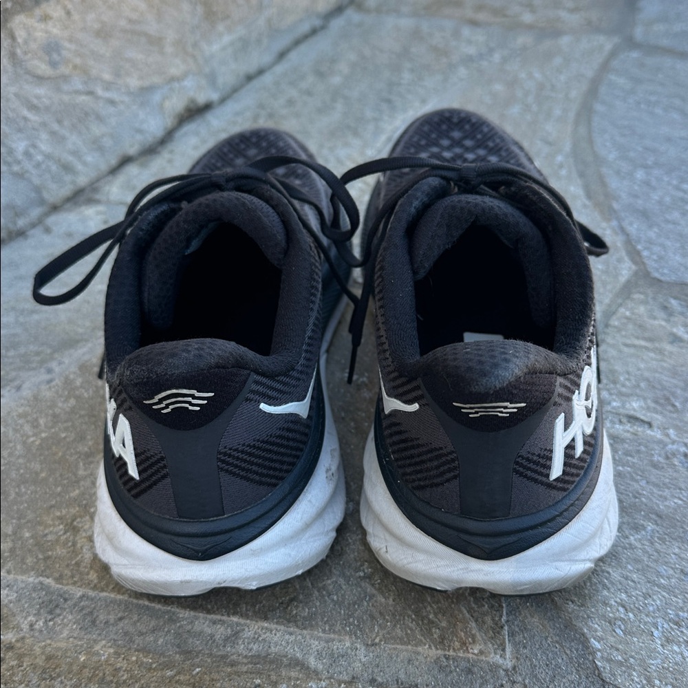 Hoka Men's Black and White CLIFTON 9 Road & Running Athletic Shoes - Size 10 - Picture 2 of 8